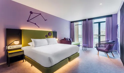 Een foto van een kamer met een bed in Room Mate Bruno