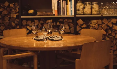 Een foto van een tafel in restaurant Rotonde aan de Goudsesingel