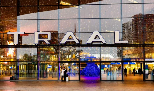 Een foto van de voorzijde van Rotterdam Centraal Station met kerstverlichting