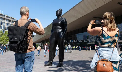 Bezoekers bij het kunstwerk Moments Contained, Thomas J. Price (2022), voor Rotterdam Centraal Station