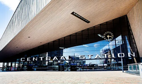 Een foto van het Centraal Station met een leeg Stationsplein