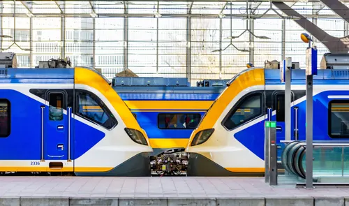 Een foto van treinen op Rotterdam Centraal Station