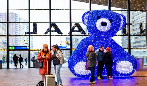 Een grote verlichte teddybear in de hal van Rotterdam Centraal Station
