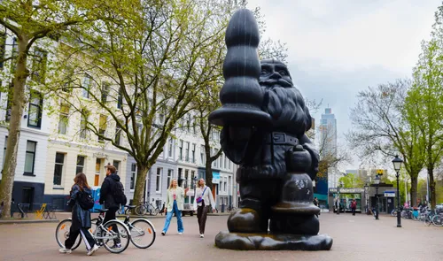 Het kunstwerk Santa Claus van Paul McCarthy op het Eendrachtsplein