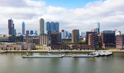 Een foto vanaf de Maassilo op de Maashaven met zicht op Katendrecht en de skyline met De Rotterdam