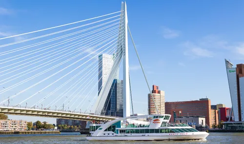 Een foto van de Spido met een de Erasmusbrug op de Nieuwe Maas