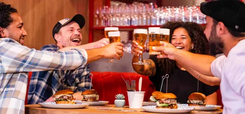 Photo of people enjoying their circular beers at Stadshaven Brewery Rotterdam.