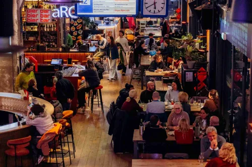 Mensen die aan het eten en drinken zijn in Station Bergweg