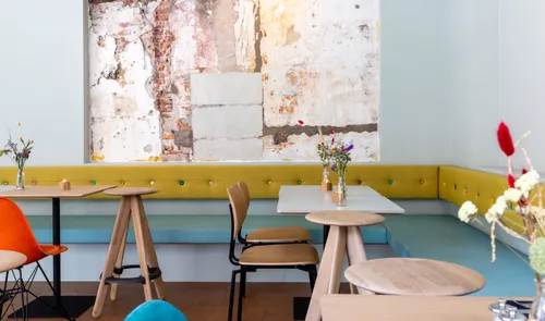 Een foto van stoelen met tafels in The Bellhop Hotel