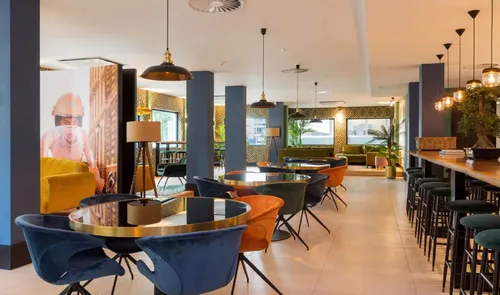 De lobby met tafels in The James Hotel