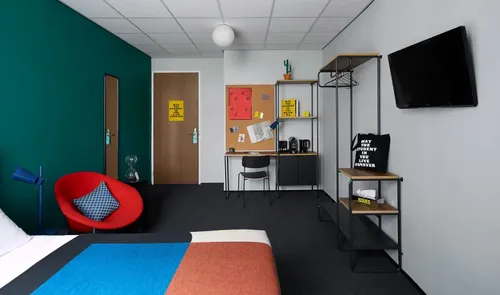 Een foto van een kamer met een bed in The Social Hub Hotel