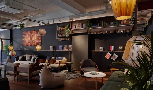 Een foto van een kamer met een bed in The Usual Hotel