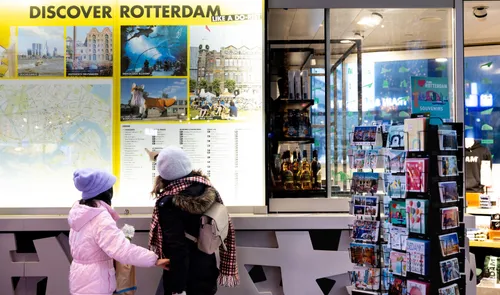 Bezoekers bij de City Map van Rotterdam in Rotterdam Centraal Station