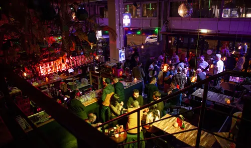 Een foto van borrelen mensen in Ferry 