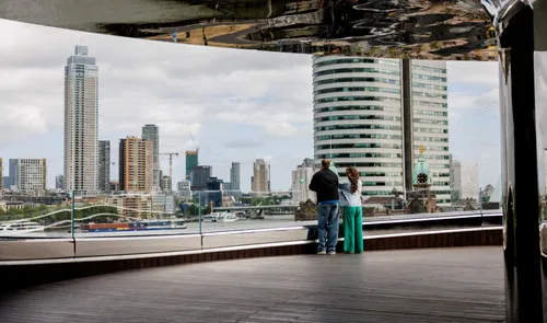 Bezoekers van het uitzichtplatform van de Tornado op de Fenix
