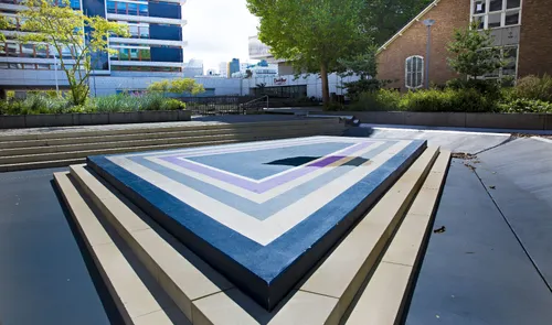 Een foto van het Waterplein Benthemplein in de zomer