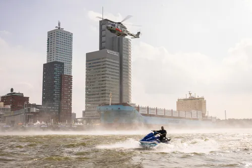 Een foto van een schip, helicopter tijdens de Wereldhavendagen in de haven van Rotterdam