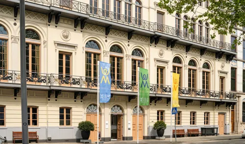 Een foto van het Wereldmuseum met wapperende vlaggen