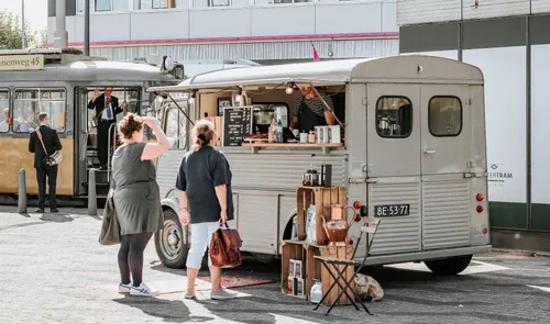 Een foto van de bus van Ketelbinkie Koffie op het Willemsplein