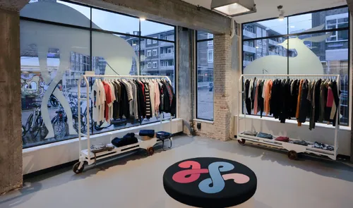 De winkel van Woei met kleurrijke urban kleding en streetwear