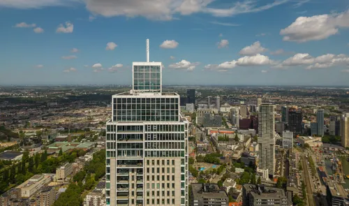 Een foto van de top van de Zalmhaventoren met op de achtergrond de rest van de stad met onder andere de Cooltower
