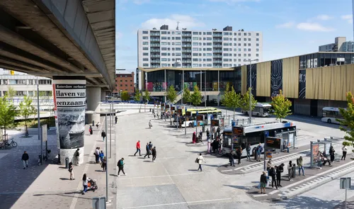 Een foto van reizigers bij het busstation Zuidplein