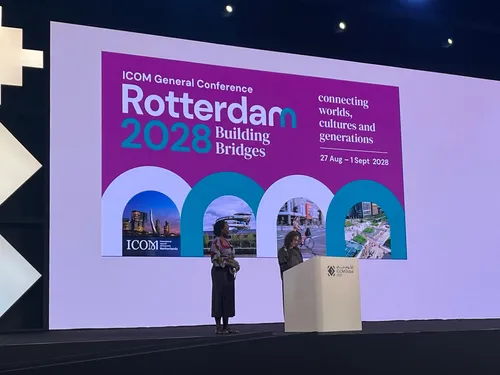 Twee vrouwen op een podium met op de achtergrond de bekendmaking dat ICOM 2028 in Rotterdam is. 
