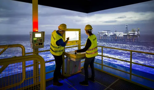 Een foto van de tentoonstelling Offshore Experience in het Maritiem Museummet twee bezoekers