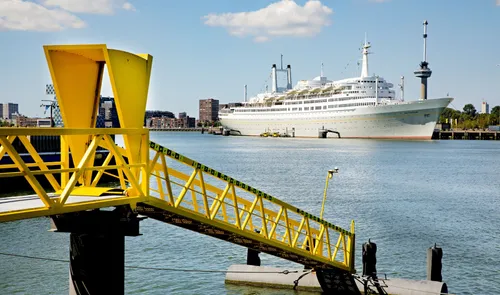 Een foto van het ss Rotterdam in de Maashaven met op de voorzijde een foto van een halte van de Watertaxi