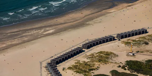 Een luchtfoto van de Landal Beach Villa's op het strand van Hoek van Holland